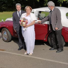 Lisa and her dad arrived at the registry office in style with a classic car.